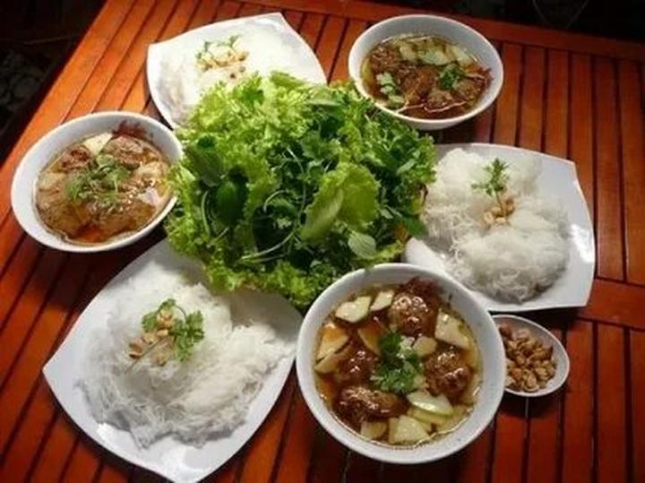 1. Áo hai dây bản mảnh: Áo hai dây bản mảnh tuy nhiên là một trong những mẫu áo khó